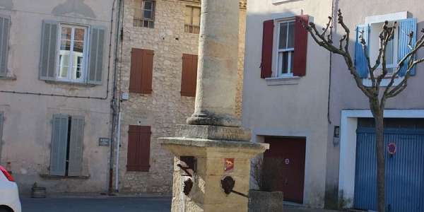 Fontaine place du village de La Bastide des Jourdans