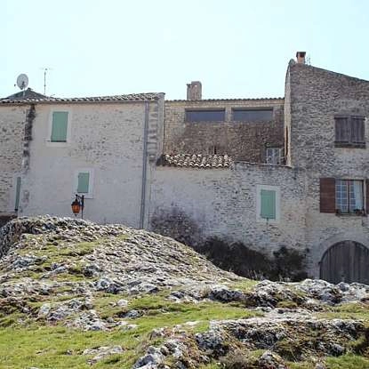 Habitation et village perché du Luberon en Provence