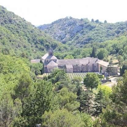 Abbaye Notre-dame de Sénanque dans le Luberon
