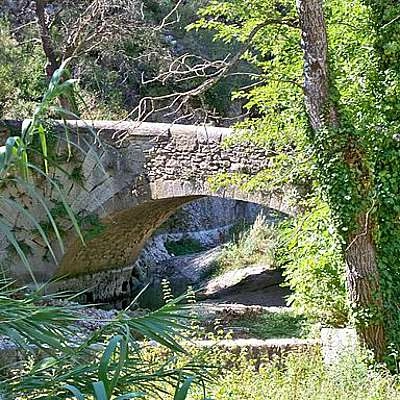 Pont à Coquille de Lourmarin dans le Luberon