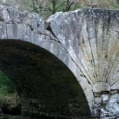 Le Pont à Coquille de Bonnieux dans le Luberon