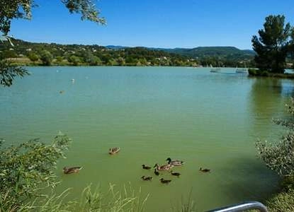 pique niquer au plan d'eau d'apt.jpg