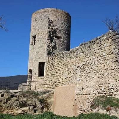 Tour Sus Pous - Vestige des remparts de Cucuron