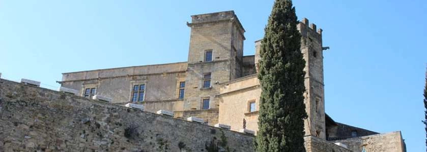 Château de Lourmarin dans le Luberon à visiter