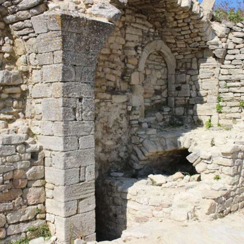 Le rocher de Bellevue à Saignon