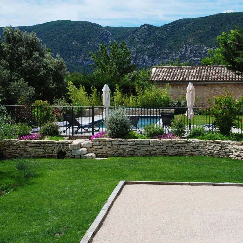 La Maison Magnarelles Boulodrome et piscine.jpg