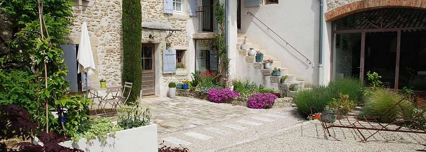 la-maison-magnarelles-luberon.com_Cour intérieure.jpg