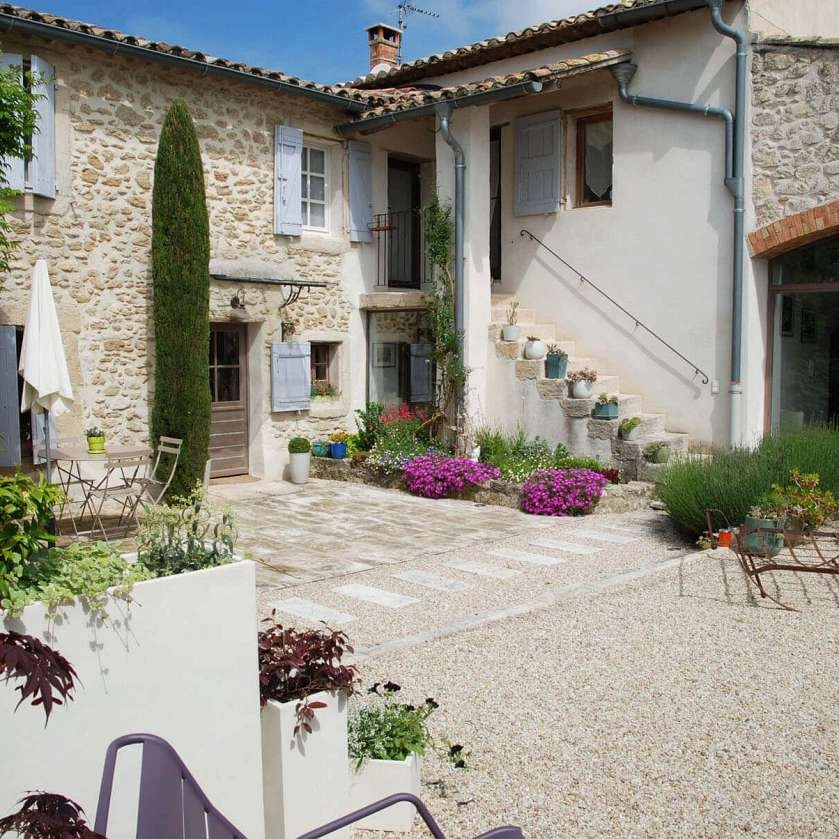 la-maison-magnarelles-luberon.com_Cour intérieure.jpg