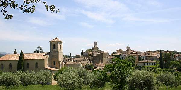 Vue sur le temple et le village de Lourmarin