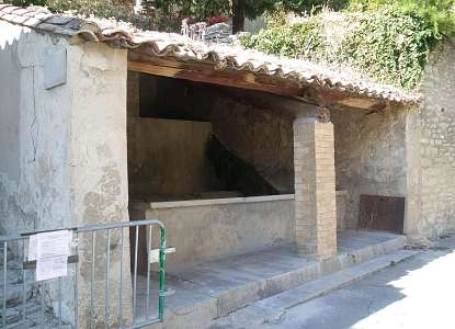 2048px-Saumane_-_Lavoir.jpg
