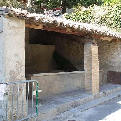 2048px-Saumane_-_Lavoir.jpg