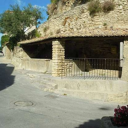2048px-Saumane_-_Lavoir_de_la_tour1.jpg
