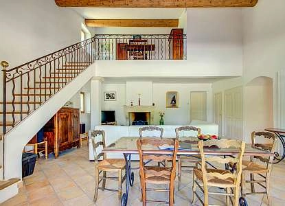 6_7_Le Mas du Perussier-Piscine-Sallle à manger.jpg