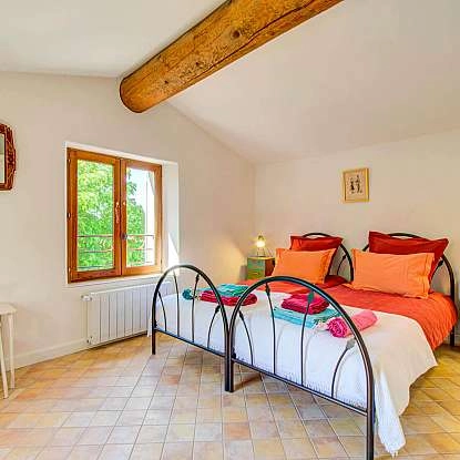 6_6_Le Mas du Perussier-Piscine-Chambre lits doubles.jpg