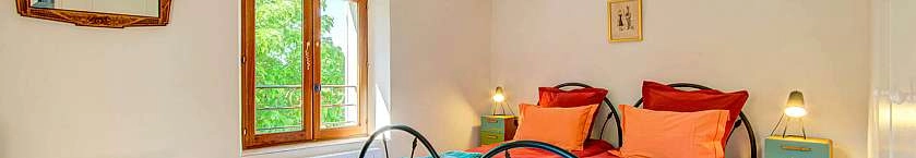 6_6_Le Mas du Perussier-Piscine-Chambre lits doubles.jpg