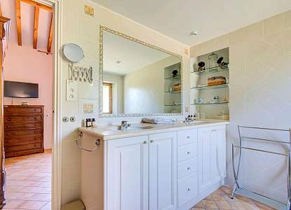 7_8_Le Mas du Perussier-Magnanerie-Salle de bains 1.jpg