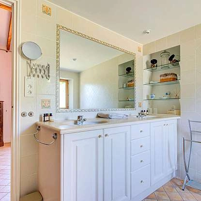 7_8_Le Mas du Perussier-Magnanerie-Salle de bains 1.jpg