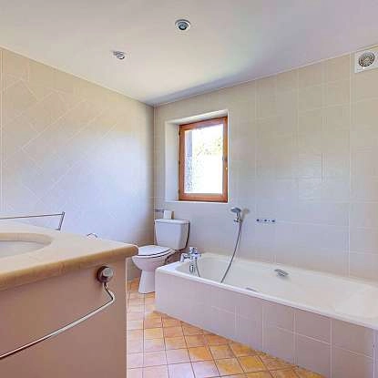 7_7_Le Mas du Perussier-Magnanerie-Salle de bains 2.jpg