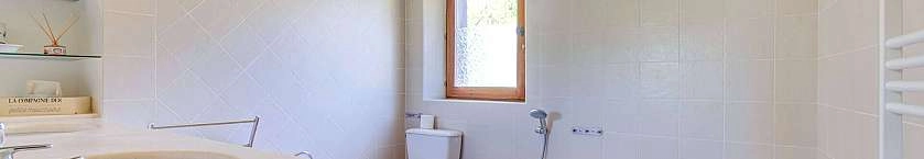 7_7_Le Mas du Perussier-Magnanerie-Salle de bains 2.jpg