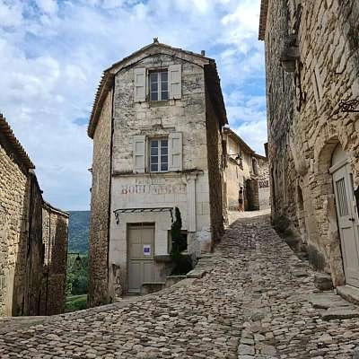 Les calades: des ruelles pavées au cœur des villages du Luberon