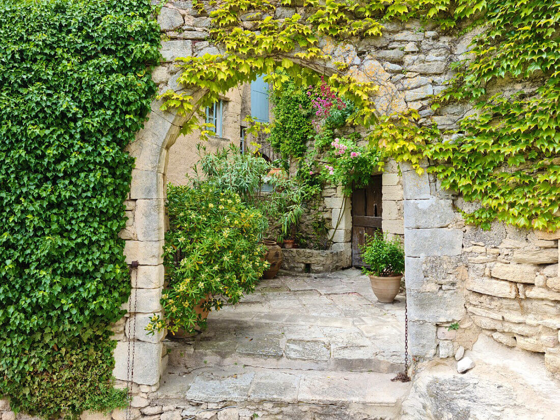 Arche en pierre dans Bonnieux