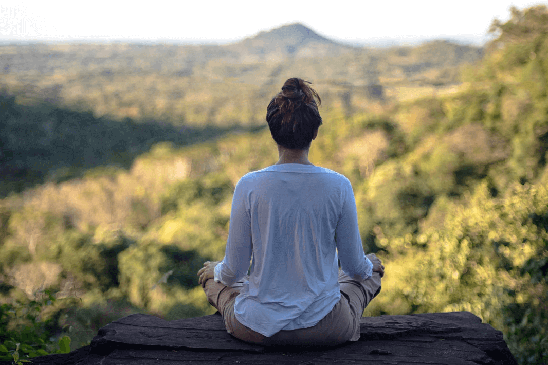 Personne faisant du Yoga avec un paysage du Luberon