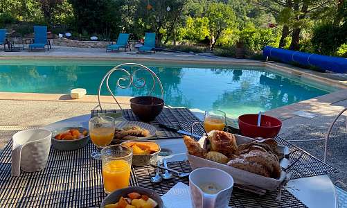 Petit dejeuner au bord de la piscine