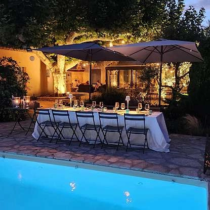 Masdelaterre-ambiance4-soir-table_dhotes-piscine-isle-sur-la-sorgue-cavaillon-provence.jpg