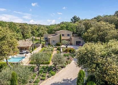 Mas en pierre dans le Luberon