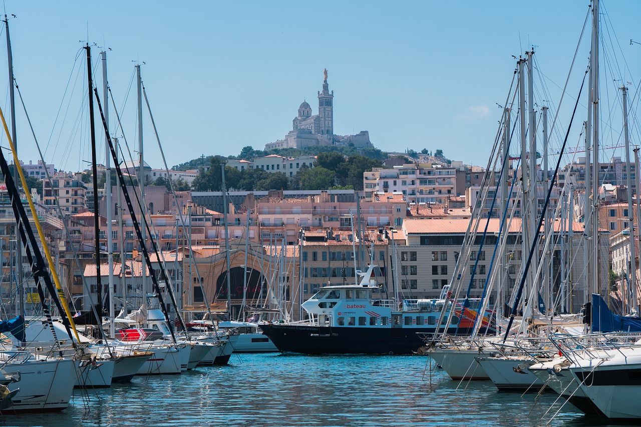 Vieux Port de Marseille avec vue sur Notre Dame