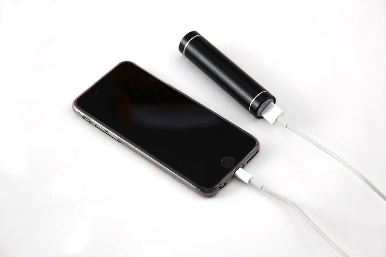 Smartphone en recharge avec une batterie externe