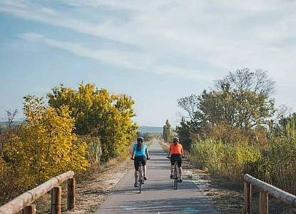 Faire du vélo sur la véloroute du Calavon.jpg