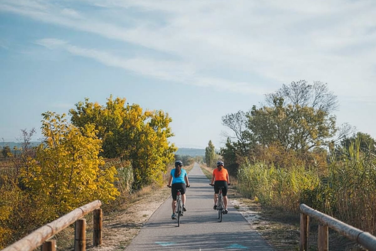 Deux femmes font du vélo sur la Véloroute du Calavon