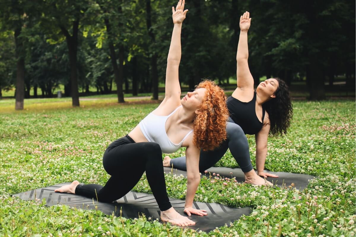 Deux femmes font du yoga en extérieur