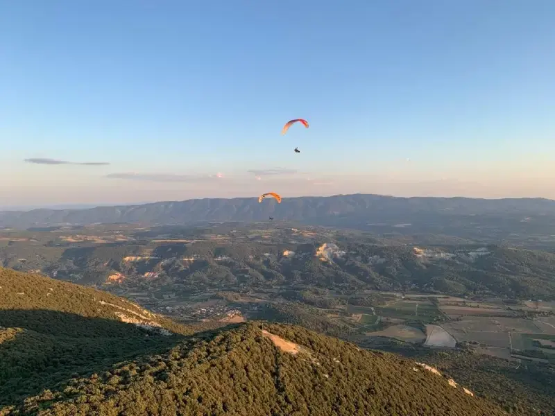 Parapentes au dessus du Colorado Provençal