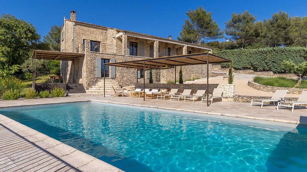 Maison provençale en pierre avec une piscine