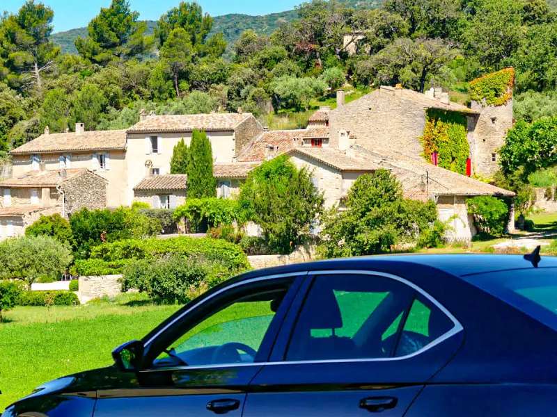 Voiture dans le Luberon