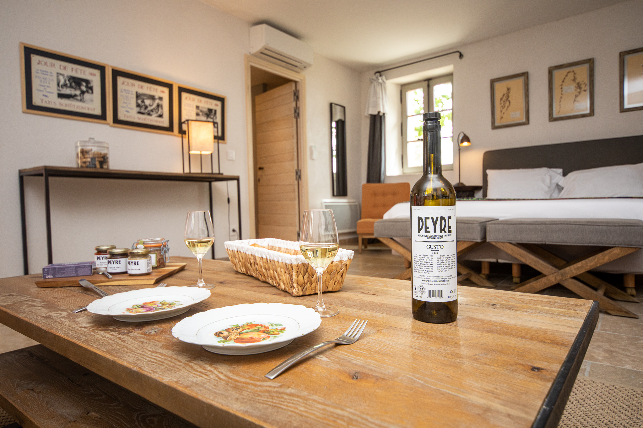 vin du Domaine des Peyre sur une table