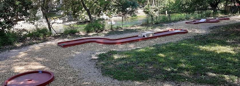 Minigolf_c__t___Sorgue.jpg