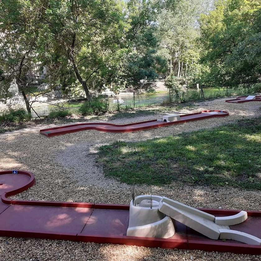 Minigolf_c__t___Sorgue.jpg
