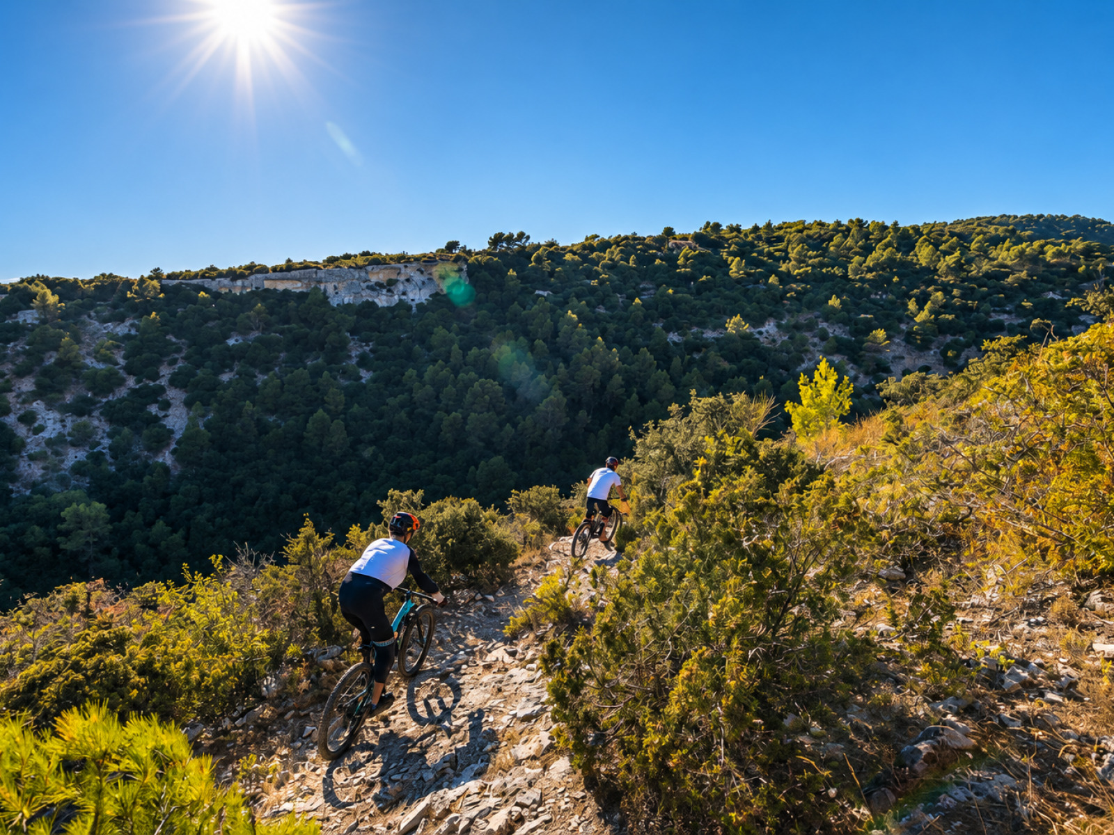 Vététiste sur un itinéraire dans les paysages de Cabrières-d’Avignon